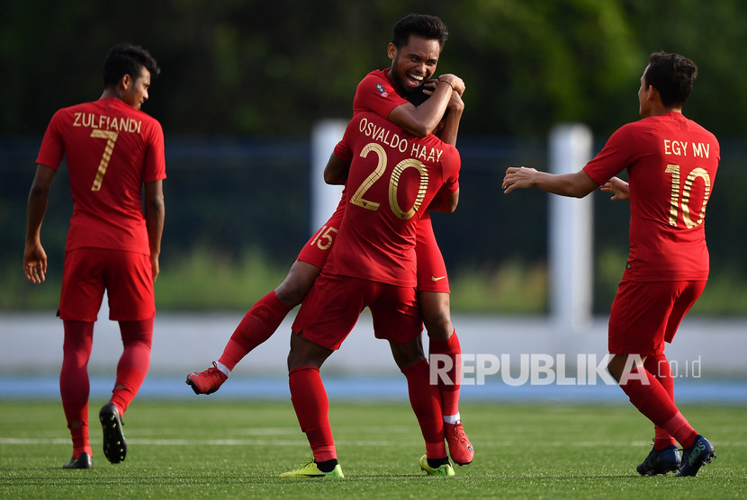 Pemain timnas U-22 Indonesia Saddil Ramdani (kedua kiri) melakukan selebrasi bersama rekan setimnya seusai mencetak gol ke gawang Laos dalam pertandingan Grup B SEA Games 2019 di Stadion City of Imus Grandstand, Filipina, Kamis (5/12).