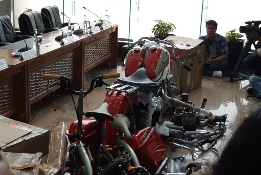 Moge Harley Davidson shovelhead klasik 70an hasil selundupan Dirut Garuda, di Kementerian Keuangan, Jakarta, Kamis (5/12). 