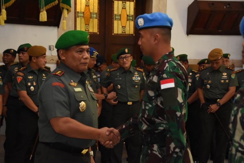 Pangdam III Siliwangi, Mayjen TNI Nugroho Budi Wiryanto memberikan menyalami prajurit yang akan bertugas Misi Perdamaian PBB di Libanon