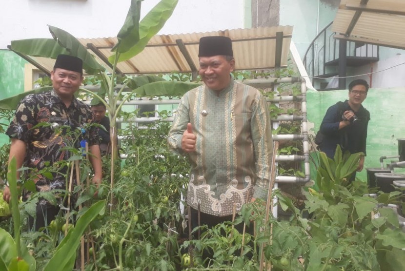 Wali Kota Bandung, Oded M Danial meluncurkan program Kampung Berkebun di RW 04, Kelurahan Padjajaran, Kecamatan Cicendo, Kota Bandung, Jumat (6/12). 