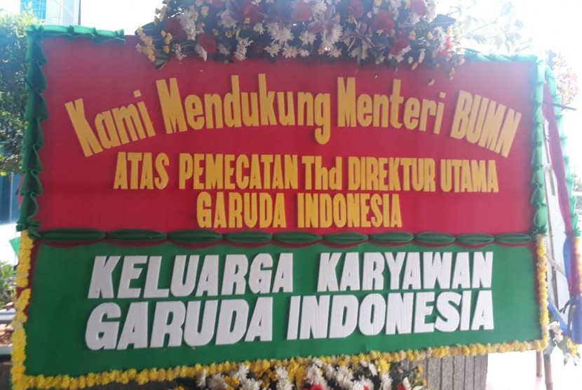Sejumlah karangan bunga dukungan terhadap keputusan Menteri BUMN Erick Thohir yang memberhentikan Dirut Garuda terpampang di Kantor Kementerian BUMN, Jakarta, Jumat (6/12).