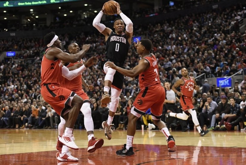 Guard Houston Rockets Russell Westbrook (0) mengontrol bola antara pemain bertahan Toronto Raptors, dari kiri ke kanan, Terence Davis, Serge Ibaka, dan Kyle Lowry selama aksi NBA babak kedua di Toronto pada Kamis, 5 Desember 2019. 