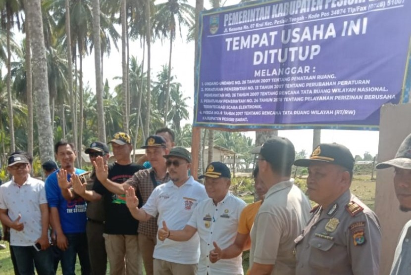 Ketua Ikatan Petambak Pesisir Barat Sumatera Agusri Syarief (kanan) mengklarifikasi penutupan tujuh usaha tambak udang Pesisir Barat,  di Bandar Lampung, Jumat (6/12). 