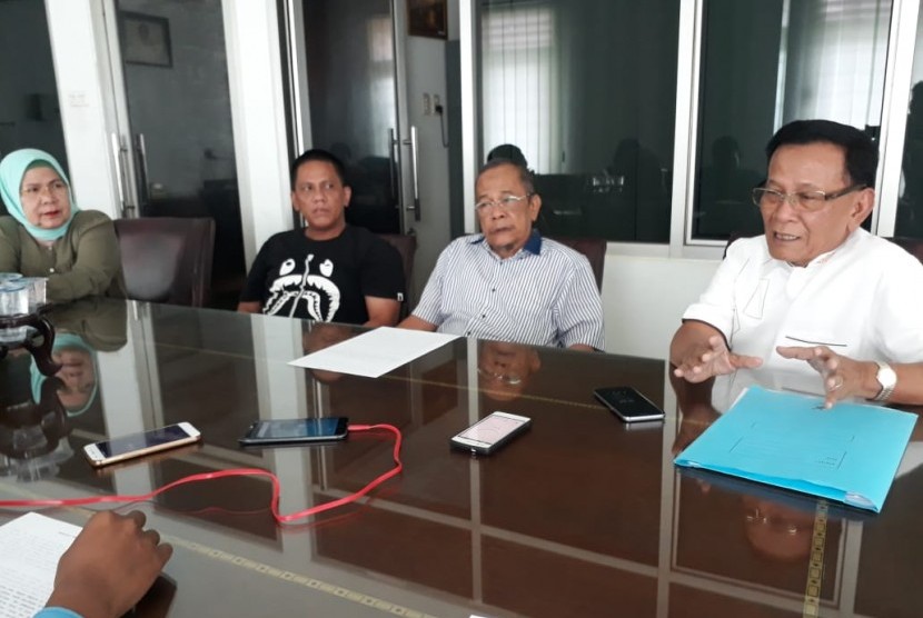 Ketua Ikatan Petambak Pesisir Barat Sumatera Agusri Syarief (kanan) mengklarifikasi penutupan tujuh usaha tambak udang Pesisir Barat,  di Bandar Lampung, Jumat (6/12). 