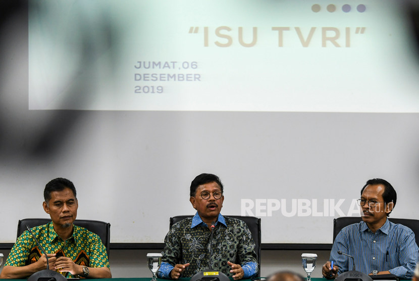 Menteri Komunikasi dan Informatika Johnny G Plate (tengah), bersama Direktur Penyiaran Kemenkominfo Geryantika Kurnia (kiri), Staf khusus Menteri Philip Gobang (kanan) memberikan keterangan pers usai melakukan pertemuan.