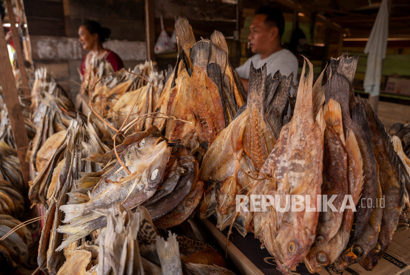 Pedagang menunggui ikan kering kerapu yang dijual di salah satu ruas jalan di Pagimana, Kabupaten Banggai, Sulawesi Tengah, Kamis (5/12/2019). 