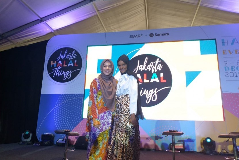 Dewi Sandra bersama supermodel Muslimah AS Halima Aden, usai konferensi pers Jakarta Halal Things 2019 di Senayan City, Sabtu (7/12).