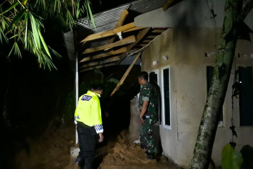 Satu rumah warga rusak diterjang longsor dan satu meninggal dunia di Kampung Cidadap RT 10 RW 02 Desa Muaradua Kecamatan Kadudampit, Kabupaten Sukabumi. Sepanjang Januari 2020 bencana yang mendominasi di Sukabumi adalah longsor