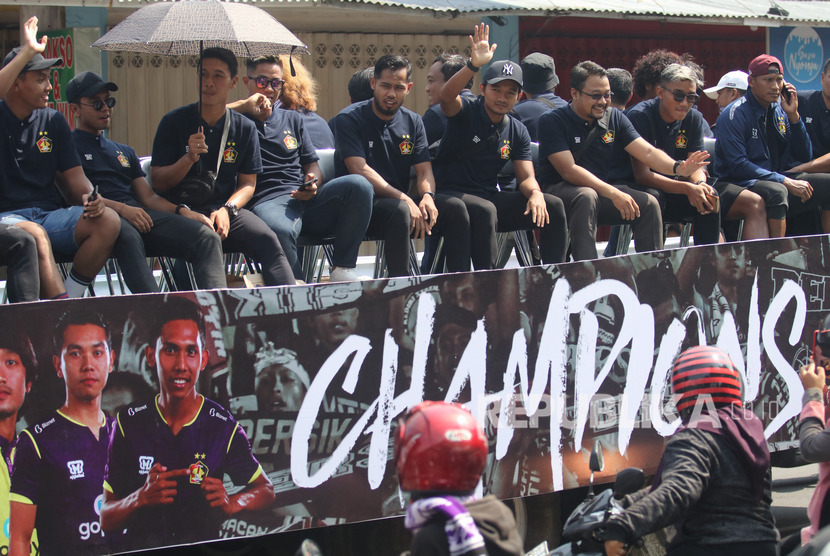 Sejumlah pesepak bola Persik Kediri berada di atas truk trailer terbuka melintasi jalan protokol Kota Kediri, Jawa Timur, Sabtu (7/12/2019).