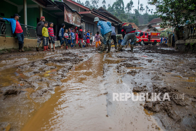 Warga membersihkan lumpur yang menutupi jalan pascabanjir bandang di Kertasari, Kabupaten Bandung, Jawa Barat (Ilustrasi)