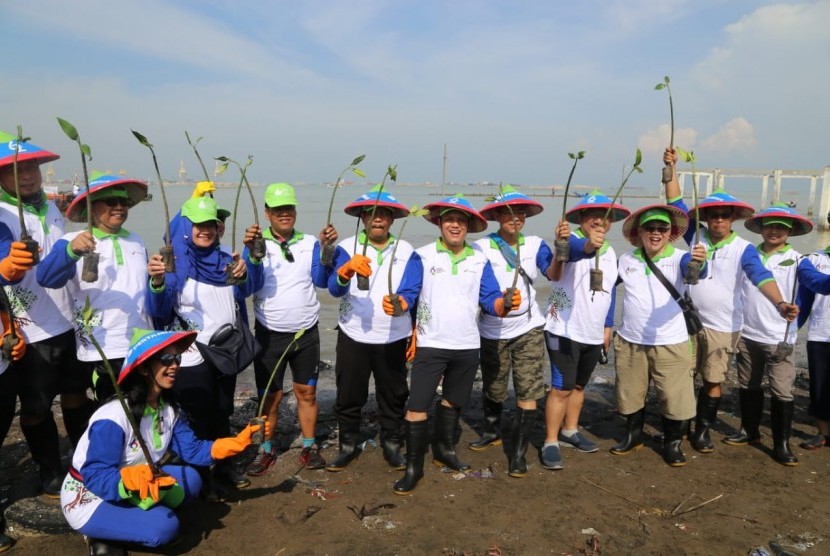 Karyawan PT Pertamina Marketing Operation Regional (MOR) IV Jawa Tengah dan DIY melaksanakan Clean Up Day di kawasan pesisir Tambakrejo, Kelurahan Tanjung Mas, Kecamatan Semarang Utara, Kota Semarang, Sabtu (7/12). 