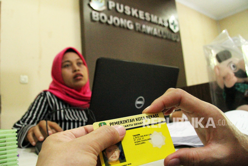 Warga melakukan proses berobat sakit menggunakan kartu sehat berbasis nomor induk KTP Kota Bekasi, di salah satu Puskesmas, di Bekasi, Jawa Barat, Sabtu (7/12/2019).