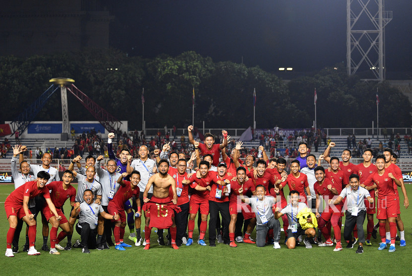 Para pemain dan ofisial Timnas U-22 Indonesia meluapkan kegembiraan usai mengalahkan Timnas Myanmar dalam pertandingan Semifinal SEA Games 2019 di Stadion Rizal Memorial, Manila, Filipina, Sabtu (7/12/2019). 