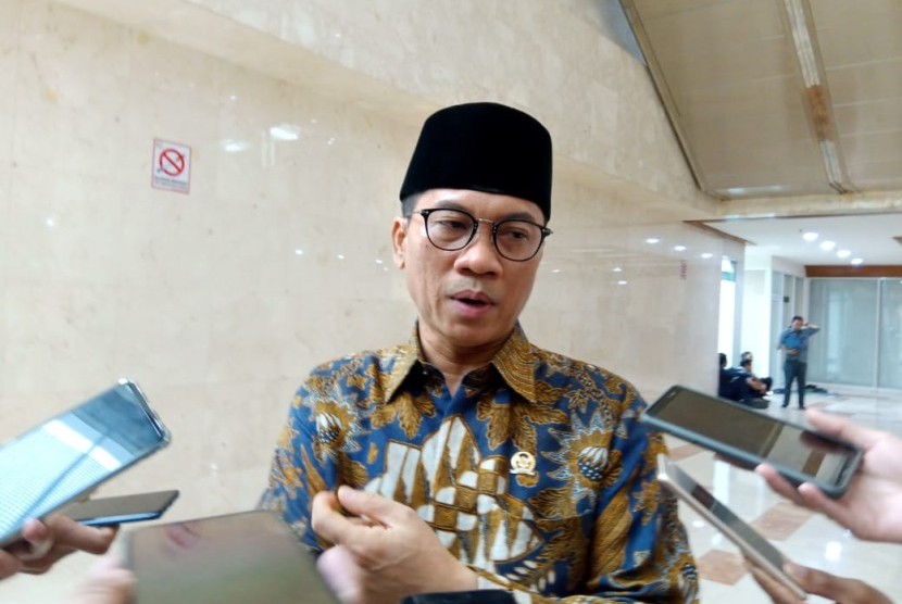Ketua Komisi VIII DPR RI, Yandri Susanto, menyarankan Menag revisi KMA pembatalan pemberangkatan haji.