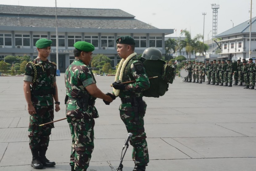 Pangdam III Siliwangi Mayjen TNI Nugroho Budi Wiryanto saat menyambut prajurit Satgas Pamtas. 