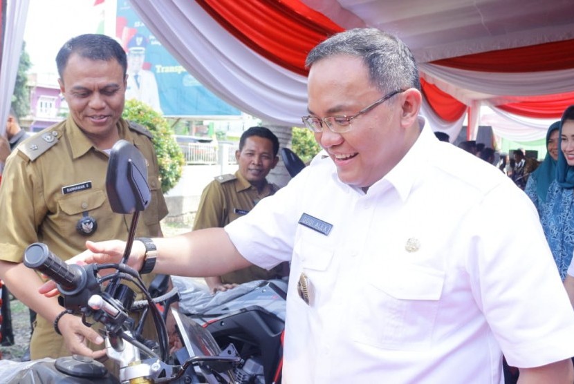 Dodi Reza membagikan satu sepeda motor untuk setiap desa 