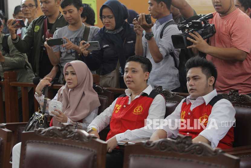 Tersangka kasus UU ITE dan pencemaran nama baik artis Fairuz A Rafiq, Galih Ginanjar (kanan), Rey Utami (kiri), Pablo Benua (tengah), menjalani sidang perdana yang beragendakan pembacaan dakwaan di PN Jakarta Selatan, Jakarta, Senin (9/12/2019).