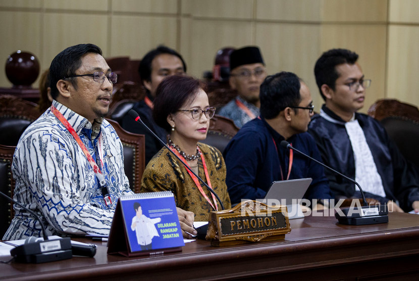 Pakar hukum tata negara Feri Amsari (kiri) saat mengikuti sidang di gedung Mahkamah Konstitusi (MK), Jakarta Pusat, Senin (9/12/2019). 