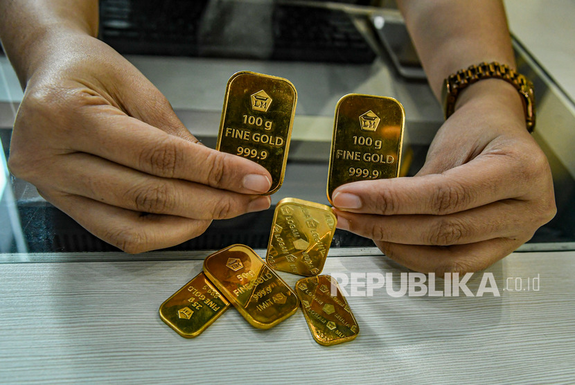 Petugas menunjukkan sampel emas batangan di Butik Emas Logam Mulia, Jakarta, Senin (9/12/2019). Harga emas batangan dari Logam Mulia PT Aneka Tambang Tbk (Antam) mengalami penurunan pada hari ini, Kamis (30/3/2023).