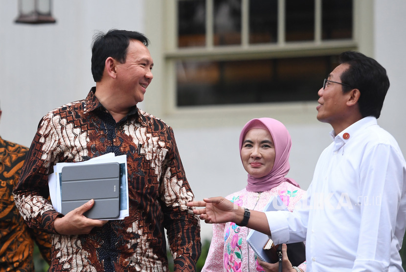 Komisaris Utama Pertamina Basuki Tjahaja Purnama (kiri) berbincang dengani Dirut Nicke Widyawati (tengah) dan Juru Bicara Presiden Fadjroel Rachman, usai menemui Presiden Joko Widodo di Jakarta, Senin (9/12/2019). 
