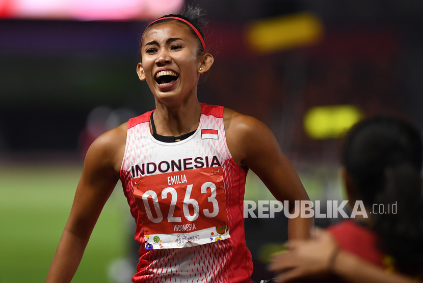 Pelari Indonesia Emilia Nova beraksi setelah berhasil menyelesaikan Lomba Lari Gawang 100 Meter Putri SEA Games ke-30 di Stadion Atletik New Clark, Filipina, Senin (9/12/2019).