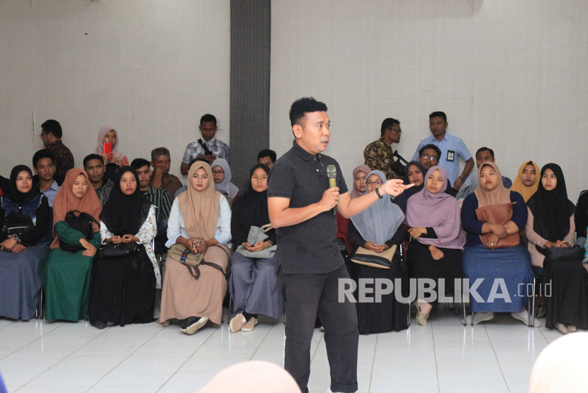 Staf Khusus Presiden Joko Widodo dari kalangan millennial Gracia Billy Mambrassar (tengah) memberikan kuliah umum kepada mahasiswa di Universitas Teuku Umar (UTU) Meulaboh, Aceh Barat, Aceh, Senin (9/12/2019). 