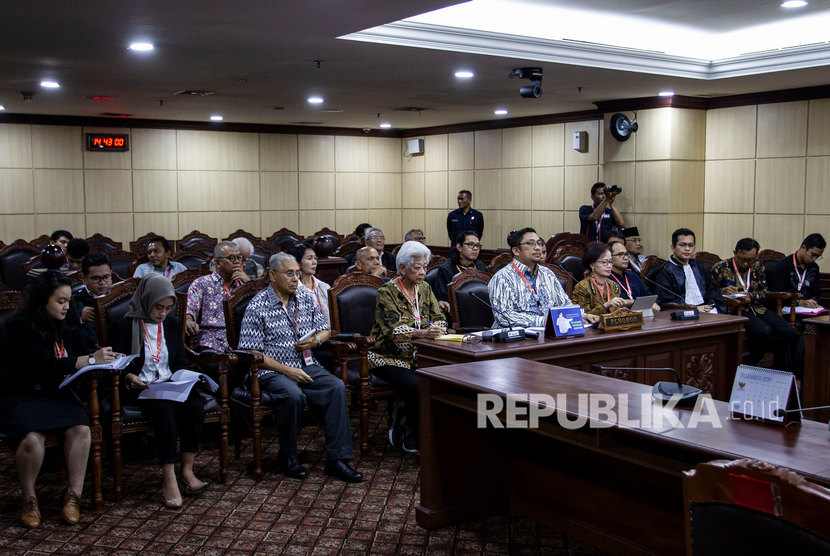 Sejumlah pemohon dan kuasa hukum mengikuti sidang pengujian formil atas Undang-Undang Republik Indonesia Nomor 19 Tahun 2019 tentang Perubahan Kedua Atas Undang-Undang Nomor 30 Tahun 2002 tentang Komisi Pemberantasan Tindak Pidana Korupsi di Gedung Mahkamah Konstitusi (MK), Jakarta, Senin (9/12/2019).