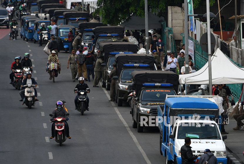 Sejumlah petugas Satpol PP berjaga di trotoar Jalan Stasiun Senen, Pasar Senen, Jakarta, Senin (9/12/2019).