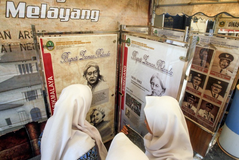 Pengunjung membaca informasi yang dipamerkan pada Festival Arsip dan Literasi Bogor di Cibinong, Bogor, Jawa Barat, Selasa, (10/12/2019).
