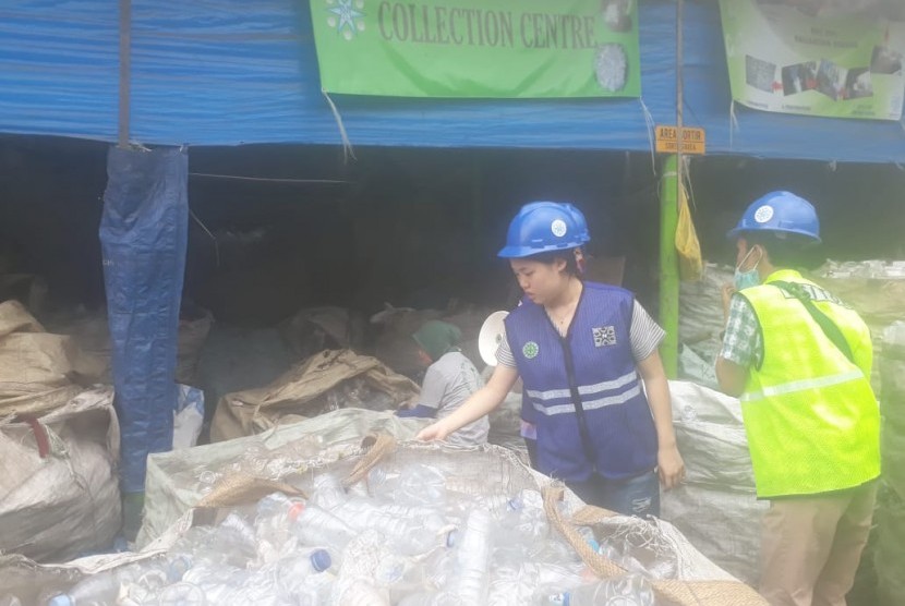 Proses daur ulang sampah botol plastik  jenis PET dilakukan di tempat pengolahan di Roy Pet di Cimahi dan di PT Namasindoplas, Kabupaten Bandung Barat, Selasa (10/12). Dua perusahaan tersebut menyuplai botol kepada Danone AQUA. 