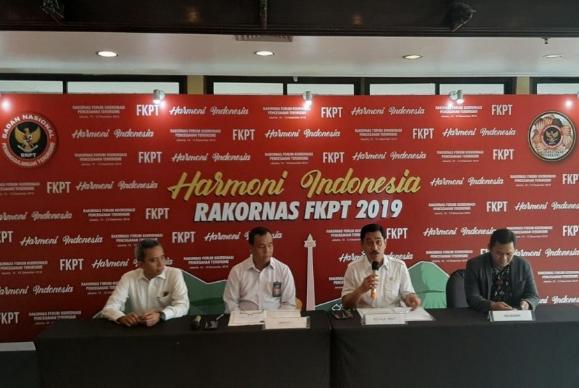 Kepala BNPT Suhardi Alius (kedua dari kanan) sedang memaparkan hasil Survei BNPT 2019 di Hotel Mercure, Jakarta Utara, Selasa (10/12)