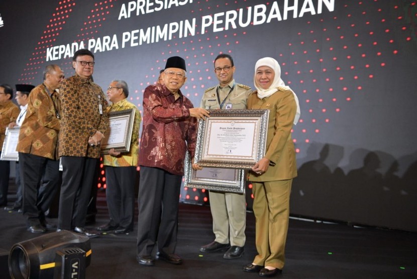 Gubernur Jawa Timur Khofifah Indar Parawansa diberi Anugerah Pemimpin Perubahan oleh KemenPAN RB. 