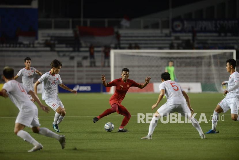 Penyerang timnas Indonesia U-22 Osvaldo Ardiles Haay berebut bola dengan pemain Vietnam pada final sepak bola SEA Games 2019 di Rizal Memorial Stadium, Manila, Filipina, Selasa (10/12). Indonesia kalah 0-3 dan harus puas dengan perak.
