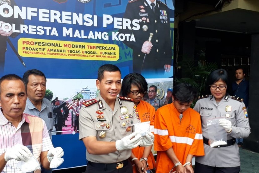 Polres Malang Kota (Makota) mengungkap penangkapan dua tersangka kasus narkoba di Mapolresta Malang.