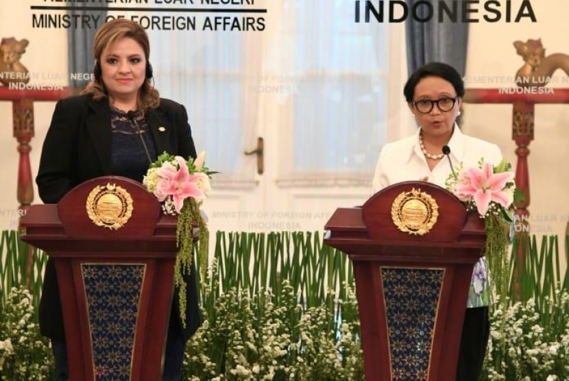 Menteri Luar Negeri (Menlu) RI Retno Marsudi dan Menlu Guatemala Sandra Erica Jovel Polanco melakukan pertemuan bilateral sekaligus meresmikan kembali Kedutaan Besar Guatemala di Jakarta, Selasa (11/12) 