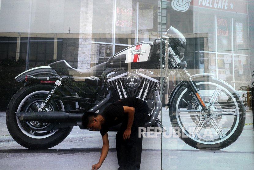 Petugas sedang merapihkan ruangan diler Mabua Harley Davidson, Jakarta, Jumat (5/2).
