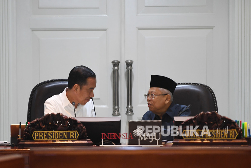 Presiden Joko Widodo (kiri) berbincang dengan Wapres Ma