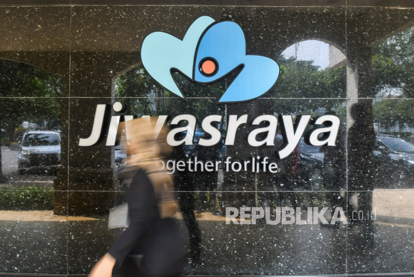 Warga melintas di depan kantor Asuransi Jiwasraya di Jalan Juanda, Jakarta, Rabu (11/12/2019). 