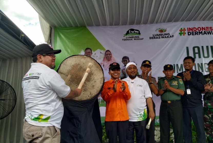 Ketua Dewan Pembina ACT Ahyudin meresmikan Lumbung Ternak Wakaf di Desa Cintabodas, Kecamatan Culamega, Kabupaten Tasikmalaya, Rabu (11/12).