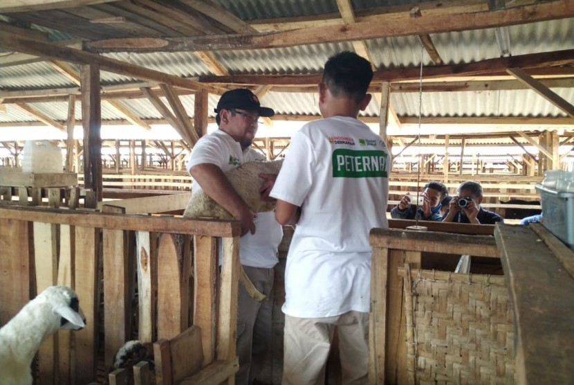 Ketua Dewan Pembina ACT Ahyudin meresmikan Lumbung Ternak Wakaf di Desa Cintabodas, Kecamatan Culamega, Kabupaten Tasikmalaya, Rabu (11/12).