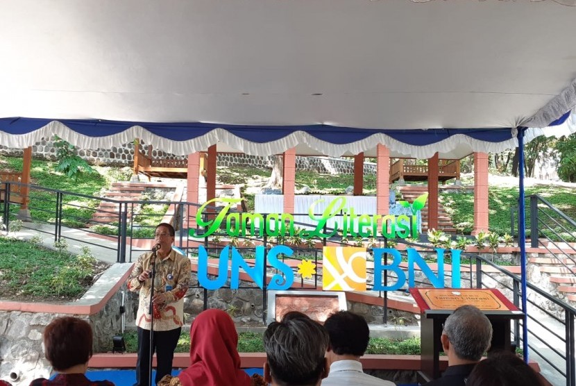 Rektor Universitas Sebelas Maret (UNS) Solo, Jamal Wiwoho, saat meresmikan Taman Literasi di kampus UNS, Solo, Jawa Tengah, Rabu (11/12). Taman Literasi hibah dari BNI tersebut merupakan layanan tambahan dari UPT Perpustakaan UNS. 