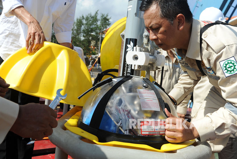 Petugas Badan Pengkajian dan Penerapan Teknologi (BPPT) menyiapkan alat peringatan dini tsunami di atas Kapal Baruna Jaya III yang bersandar di Pelabuhan Benoa, Denpasar, Bali, Rabu (11/12/2019).