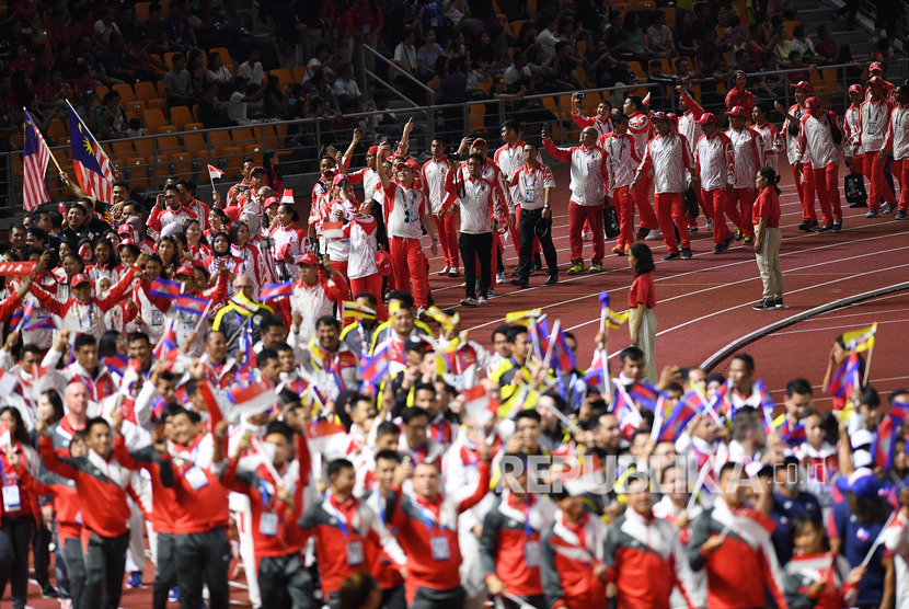 Kontingen Indonesia berparade bersama kontingen 10 negara lainnya dalam upacara penutupan SEA Games ke-30 di Stadion Atletik New Clark, Filipina, Rabu (11/12/2019).