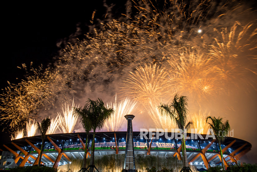 Suasana pesta kembang api saat penutupan SEA Games 2019 di Stadion Atletik New Clark City, Tarlac, Filipina, Rabu (11/12/2019). SEA Games 2021 akan digelar di Vietnam.