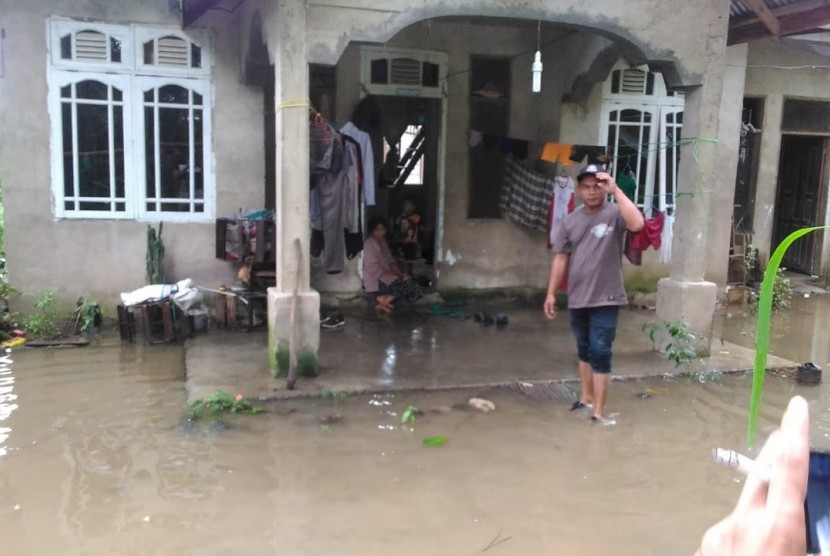 Situasi pasca banjir di Nagari Bukik Sikumpa, Kecamatan Lareh Sago Halaban, Kabupaten Lima Puluh Kota, Sumbar, Kamis (12/12).