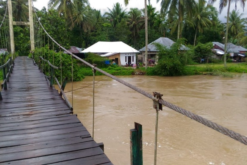 Situasi pasca banjir di Nagari Bukik Sikumpa, Kecamatan Lareh Sago Halaban, Kabupaten Lima Puluh Kota, Sumbar, Kamis (12/12).