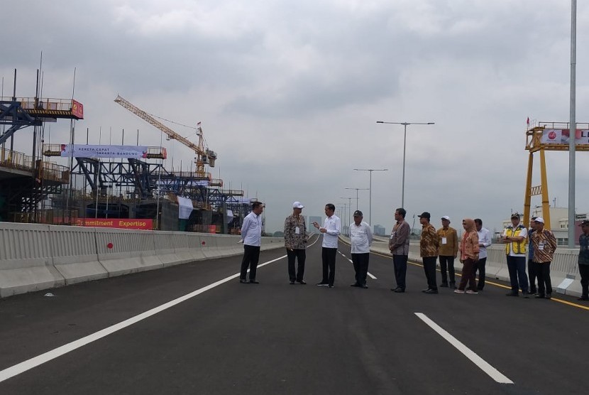 Presiden Jokowi resmikan tol layang Jakarta-Cikampek dan meninjau proyek LRT, Kamis (12/12)  