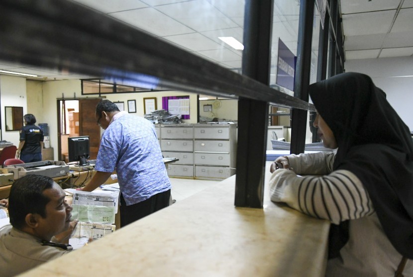 Petugas melayani wajib pajak di kantor Samsat Jakarta Utara, di Jakarta, Kamis (12/12/2019).