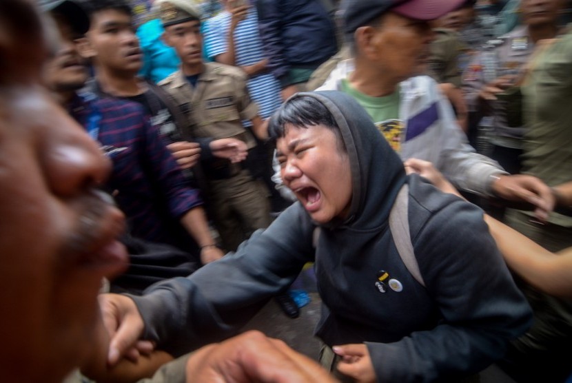 Seorang warga menangis histeris saat penggusuran permukiman Tamansari di Bandung, Jawa Barat, Kamis (12/12/2019). 