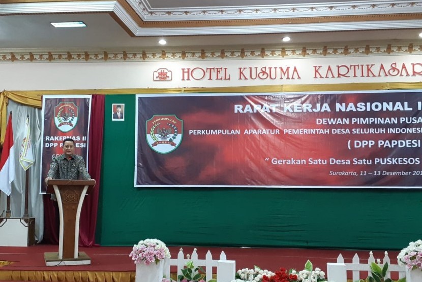 Menteri Sosial (Mensos) Juliari P Batubara saat memberikan sambutan di acara Rapat Kerja Nasional II Dewan Pimpinan Pusat Perkumpulan Aparatur Pemerintah Desa Seluruh Indonesia (DPP Papdesi) di Hotel Kusuma Kartikasari Solo, Jawa Tengah, Kamis (12/12).